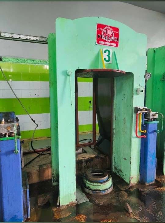 Olive press machine